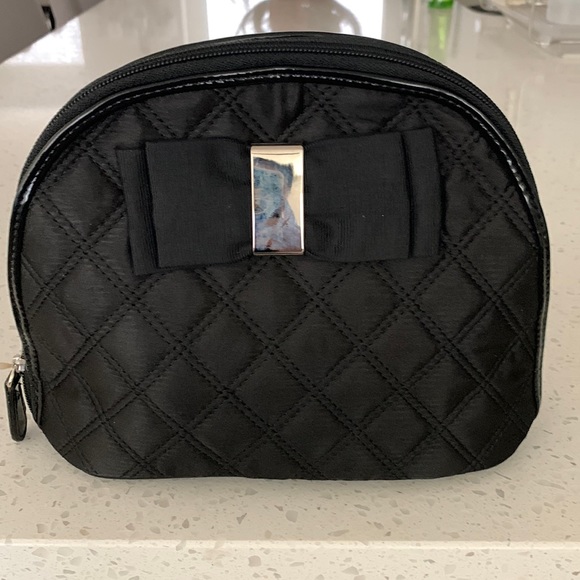 NWT WHITE HOUSE | BLACK MARKET Quilted Bow Black Cosmetic Case - Picture 1 of 10